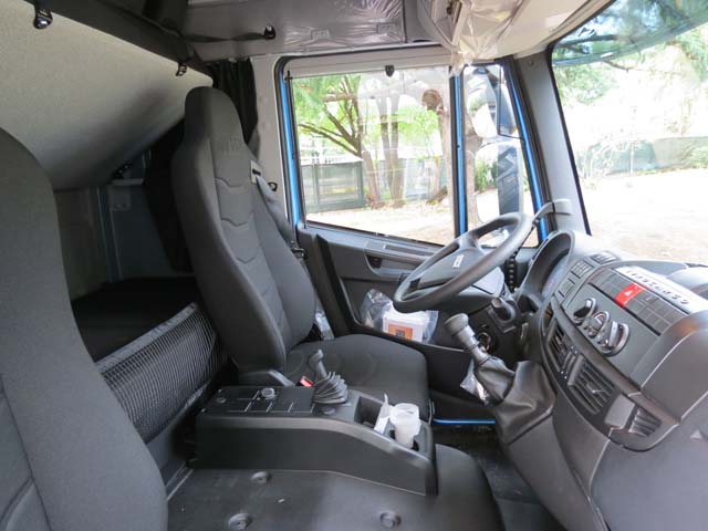 Interior de la cabina dormitorio techo alto del Iveco Eurocargo.